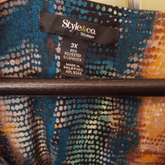 Woman's patterned cowl neck top - Picture 4 of 5